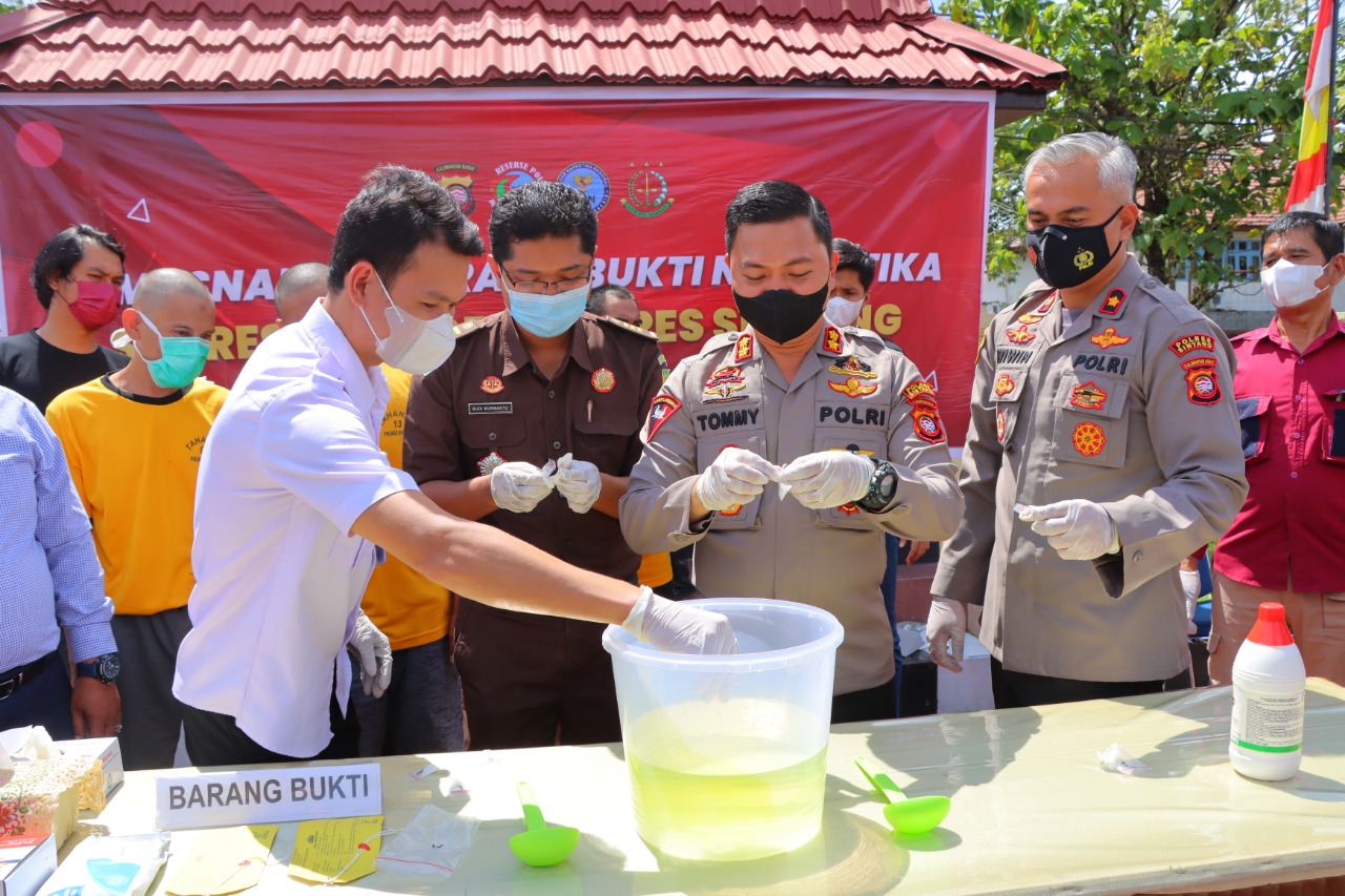 Polres Sintang Pers Release Kasus Narkoba dan Pemusnahan Barang Bukti