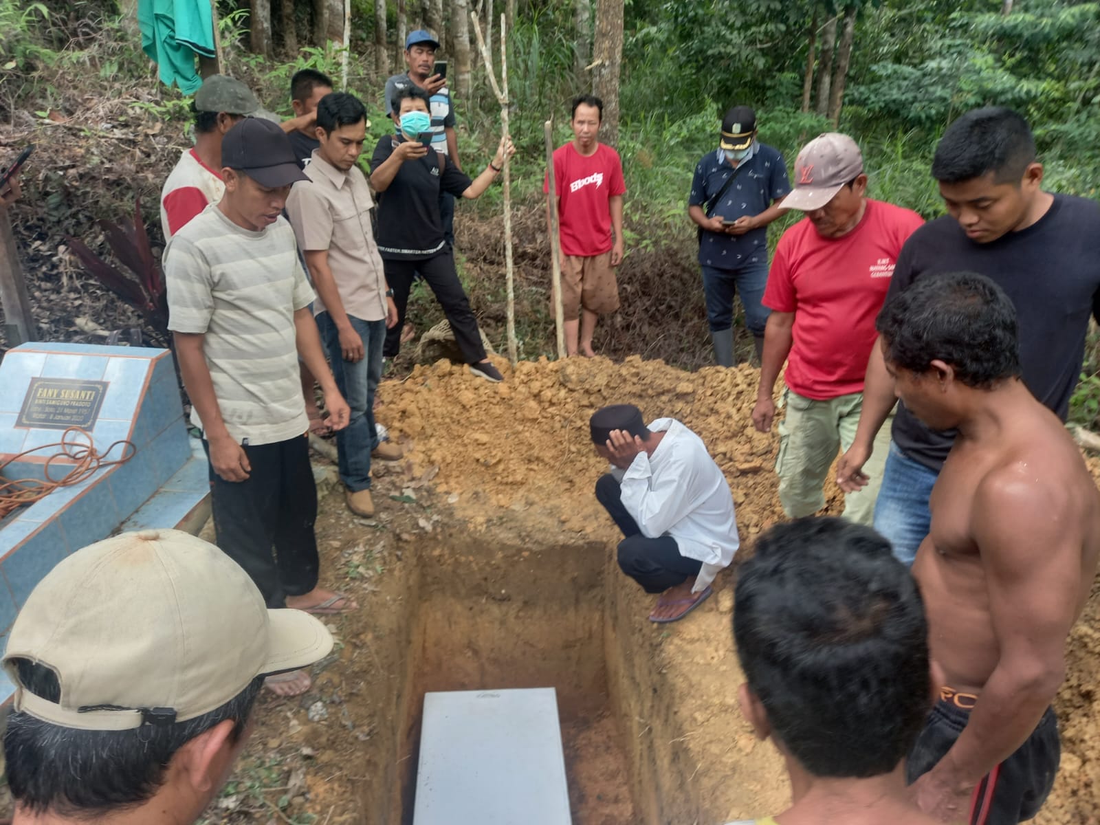 Tanpa Identitas, Polsek Monterado Makamkan Jenazah Mr.X