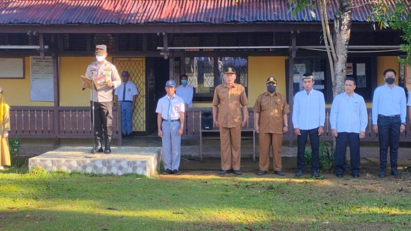 Sampaikan Himbauan Kamtibmas, Polsek Sanggau Ledo Jadi Pembina Upacara Bendera di SMA Negeri 1 Sanggau Ledo