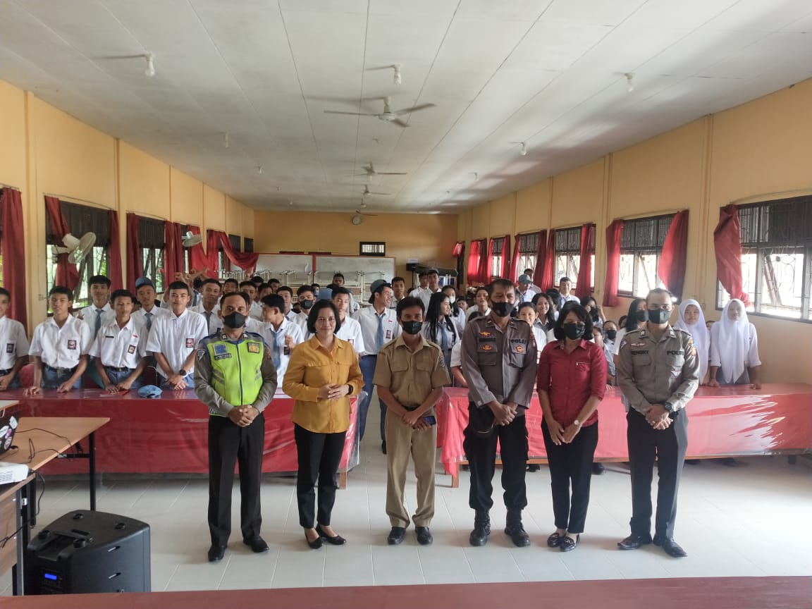 Pelajar SMK NEGERI 1 Ngabang mendapatkan himbauan Kamtibmas dari Polres Landak