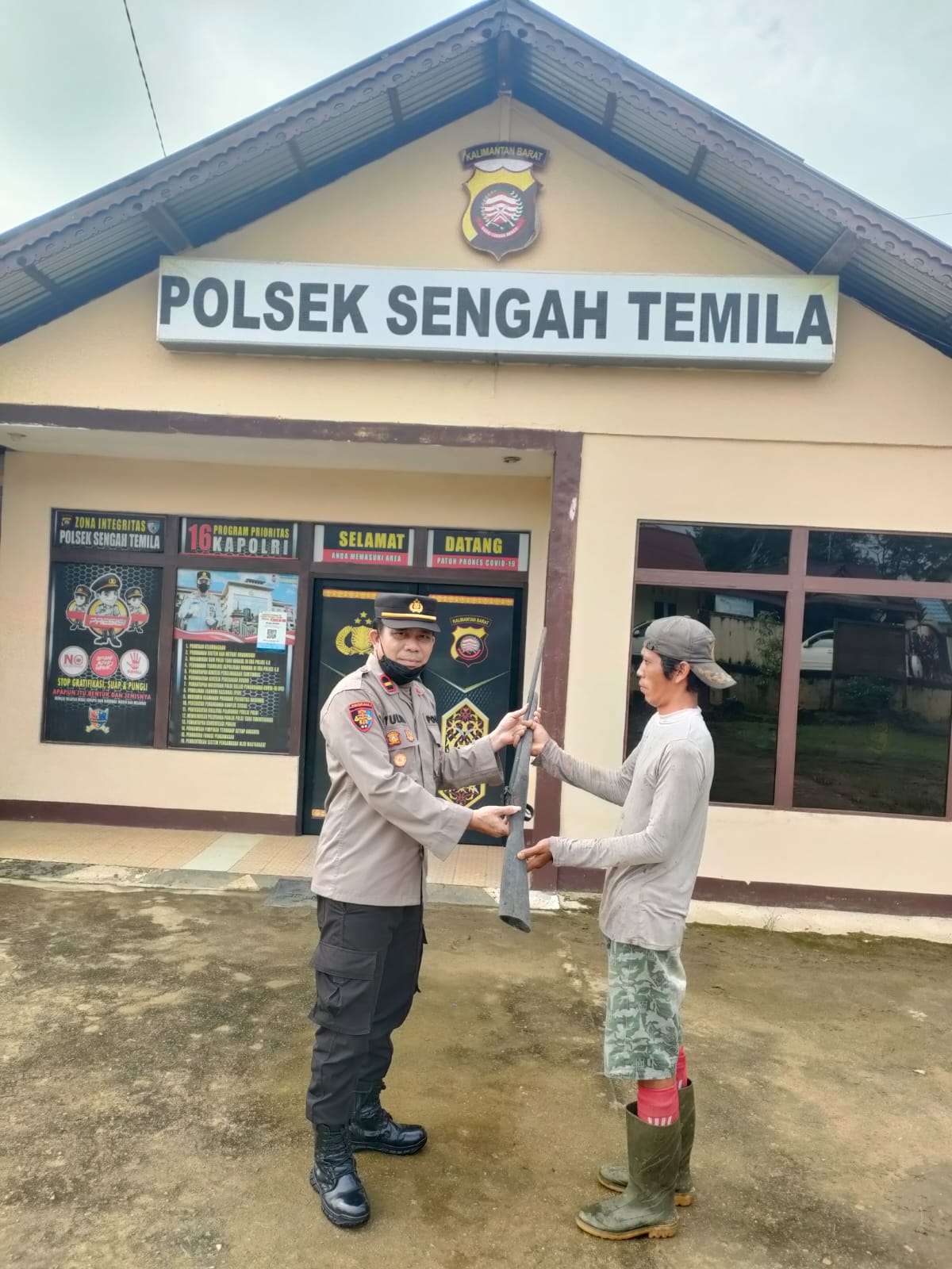 Warga Serahkan Senpi di Polsek Sengah Temila