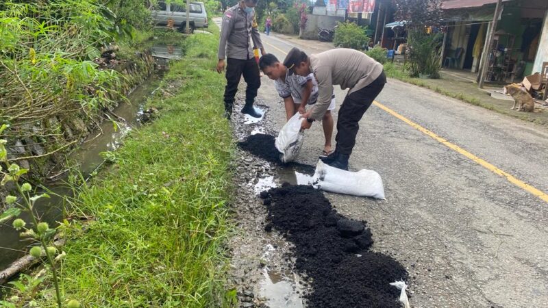 Inisiatif Perbaiki Jalan Berlubang Oleh Kapolsek Teriak dan Anggota