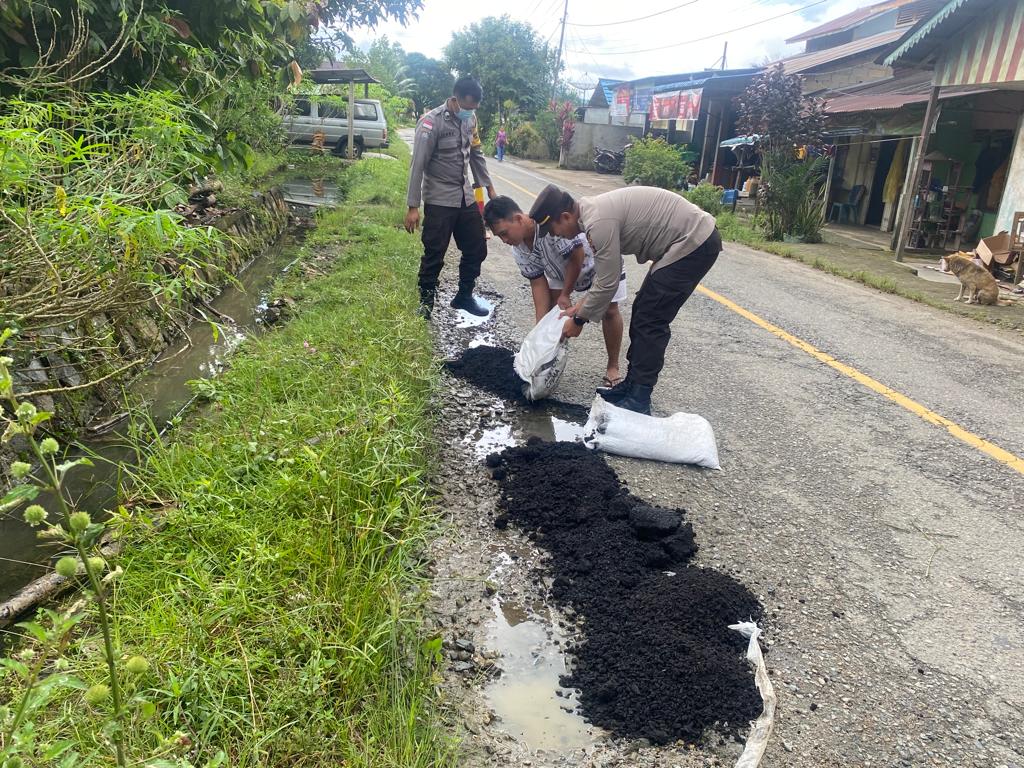 Inisiatif Perbaiki Jalan Berlubang Oleh Kapolsek Teriak dan Anggota