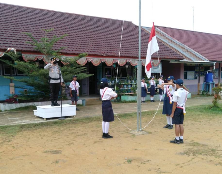 Jadi Pembina Upacara Bendera di SMP Negeri 4 Menjalin, Kapolsek Menjalin Sampaikan Pesan Kamtibmas