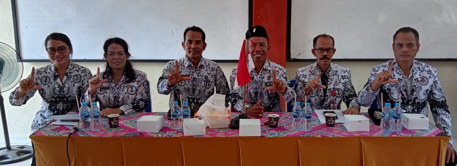 SMA Nsegeri 1 Mempawah Hulu Gelar Upacara Peringati HUT PGRI ke-77