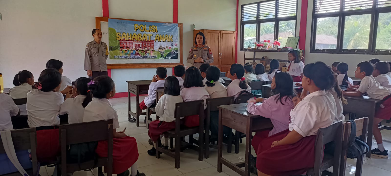 Polisi Sahabat Anak, Kapolsek Sungai Betung Kunjungi SDN 3 Kawan