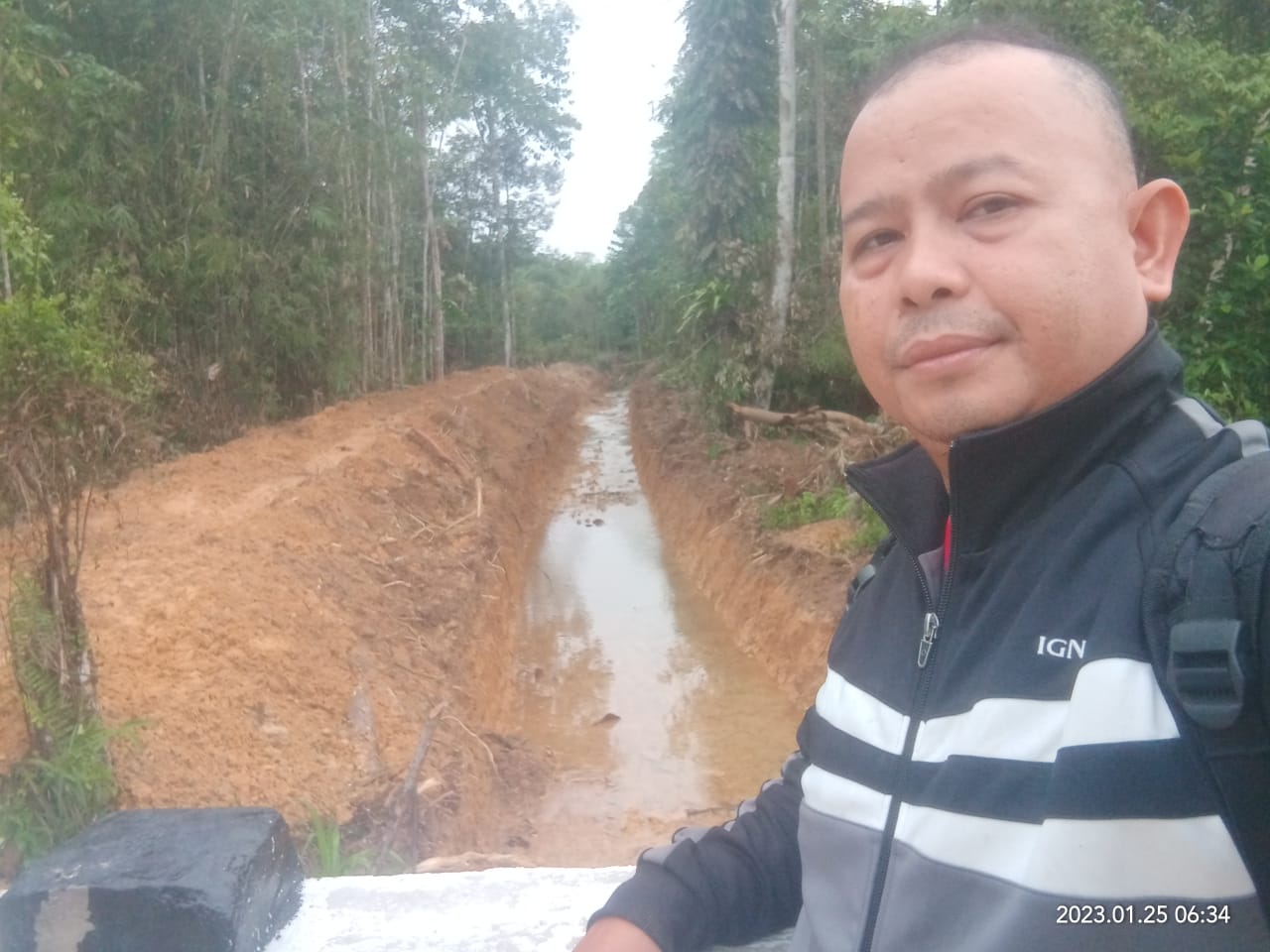 Tangani Persoalan Banjir, PT MKI Keruk Sungai Seputih