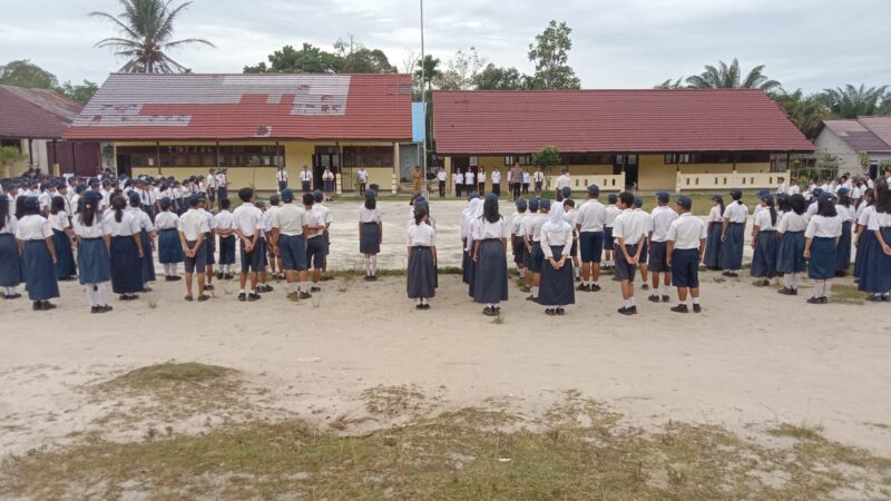 Polsek Mandor Pimpin Upacara Bendera di SMPN 05