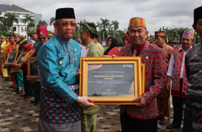 Momentum Upacara Bendera HUT Ke-66 Pemprov Kalbar, Pemkab Landak Peroleh 4 Penghargaan