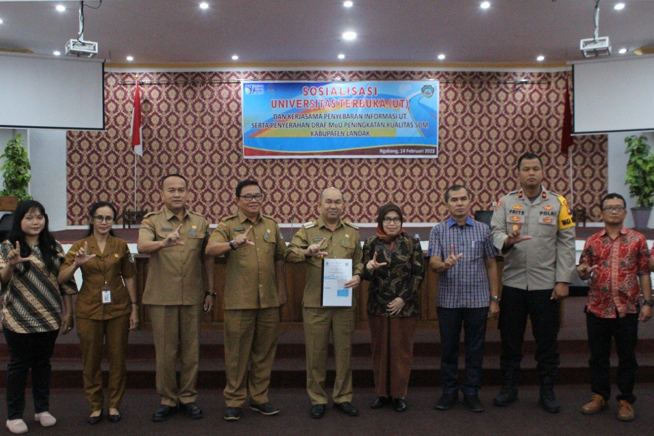 Penyerahan Draf MoU Peningkatan Kualitas SDM, Pemda Landak Gandeng UT