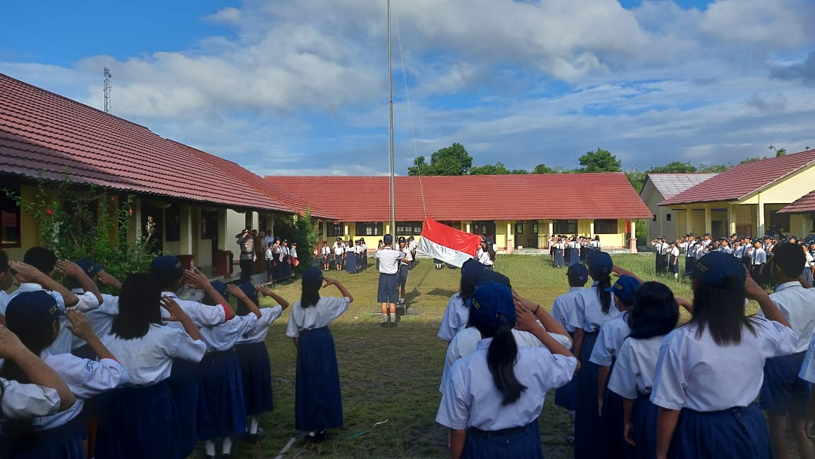 Jadi Inspektur Upacara Bendera, Kapolsek Mandor Himbau Siswa SMP N 01 Taat Aturan