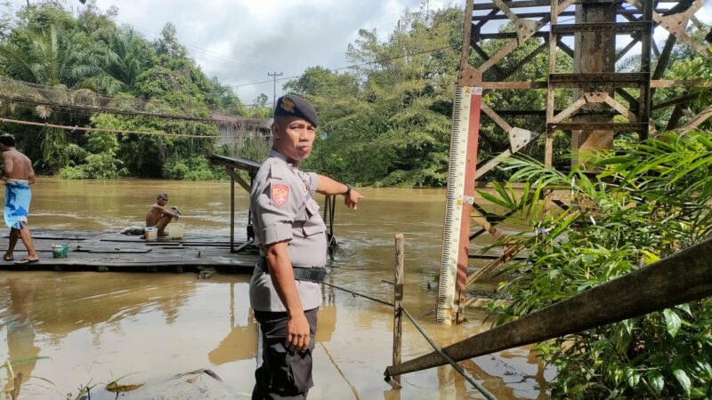 Antisipasi Meluapnya Sungai Air Besar AIPDA Edy Sanfransisco pantau Pos Current Water