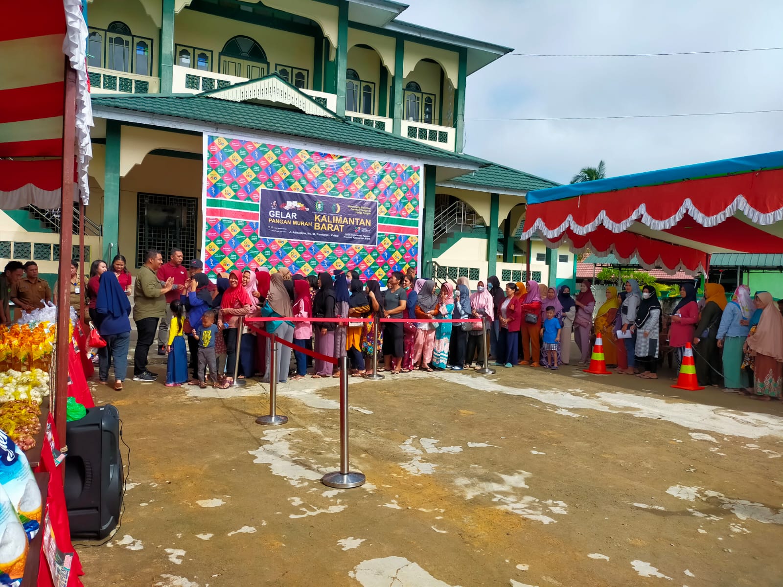 Buka Pasar Sembako Murah, Pemda Landak harap Tekan Inflasi Jelang Puasa