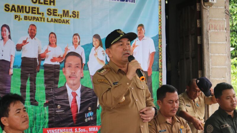 Samuel Serahkan Alsintan dan Santunan Perlindungan Jaminan Sosial Ketenagakerjaan Saat Panen Raya Menjalin