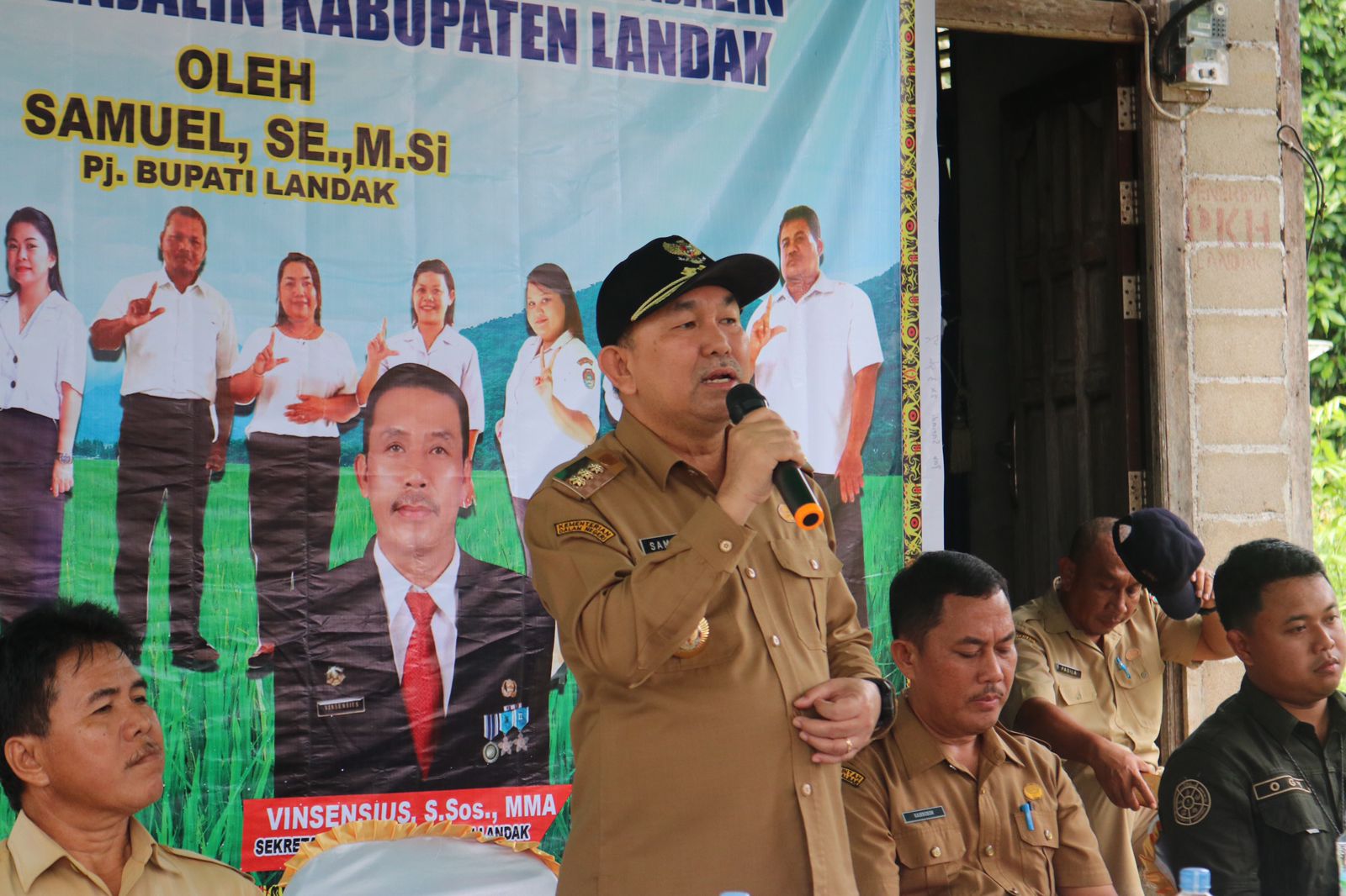 Samuel Serahkan Alsintan dan Santunan Perlindungan Jaminan Sosial Ketenagakerjaan Saat Panen Raya Menjalin