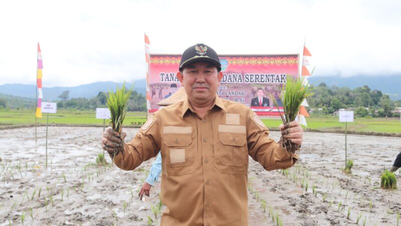 Tanam Padi Perdana, Samuel Serahkan Alsintan di Desa Pakumbang