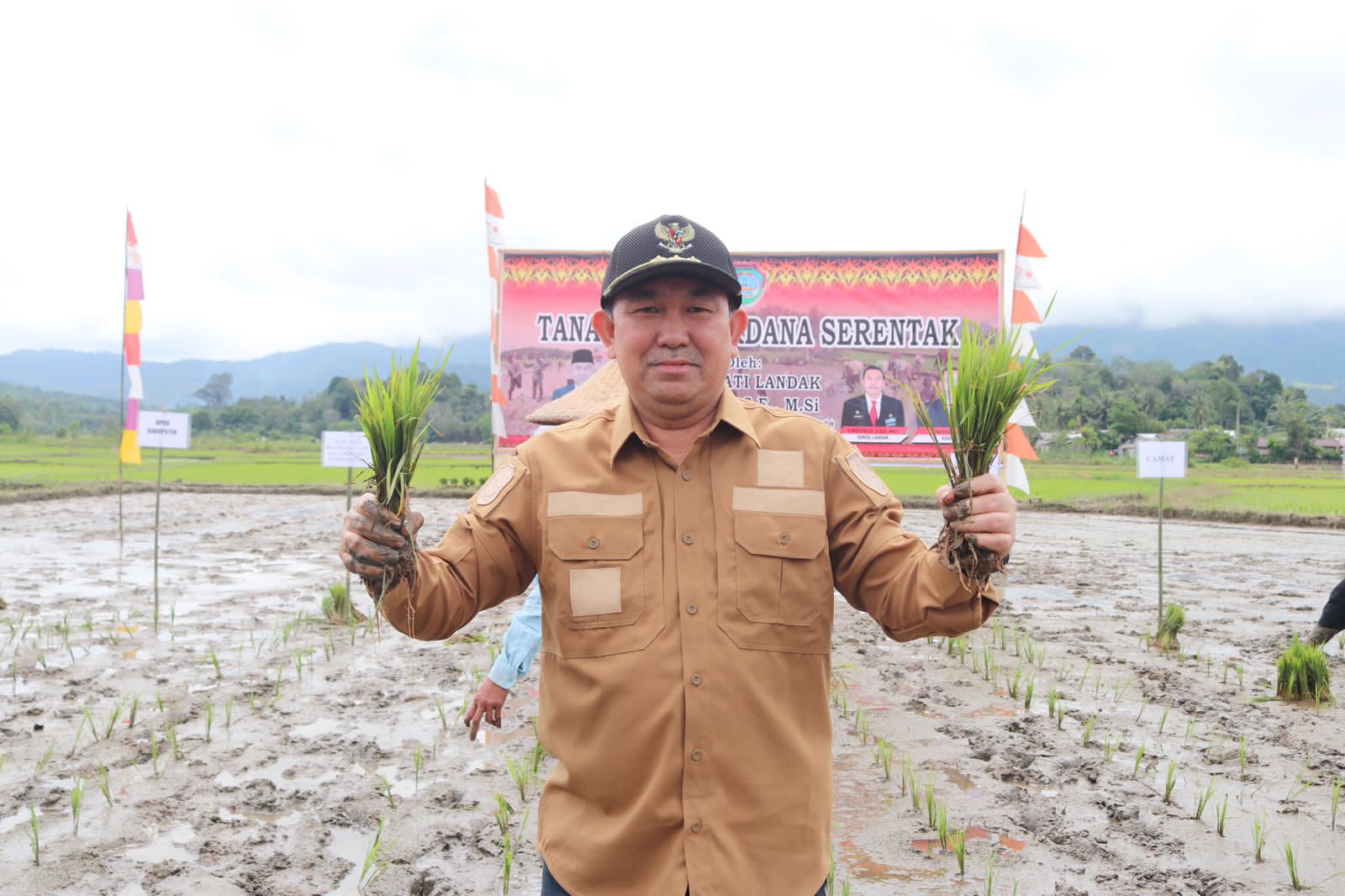 Tanam Padi Perdana, Samuel Serahkan Alsintan di Desa Pakumbang