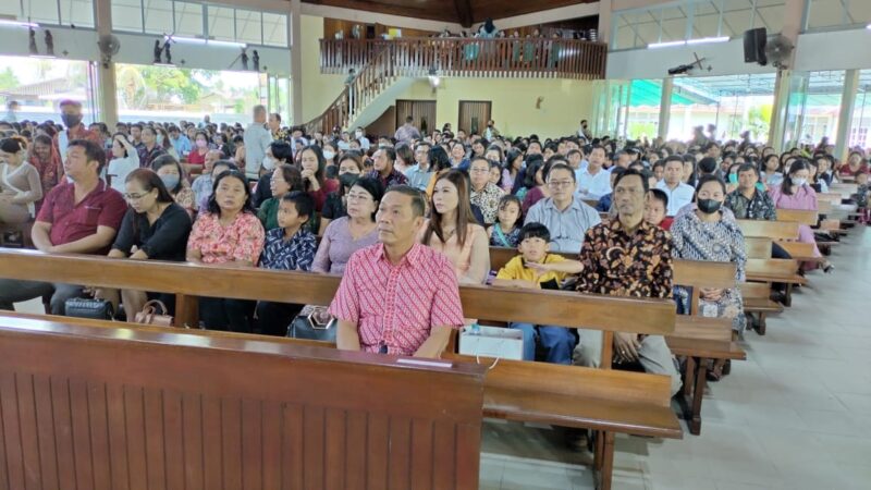 Hadiri Acara Paskah Gereja Paroki Salib Suci Ngabang, Sekda Berharap Umat Menjadi Pelopor dan Mitra Pemerintah Lewat Doa