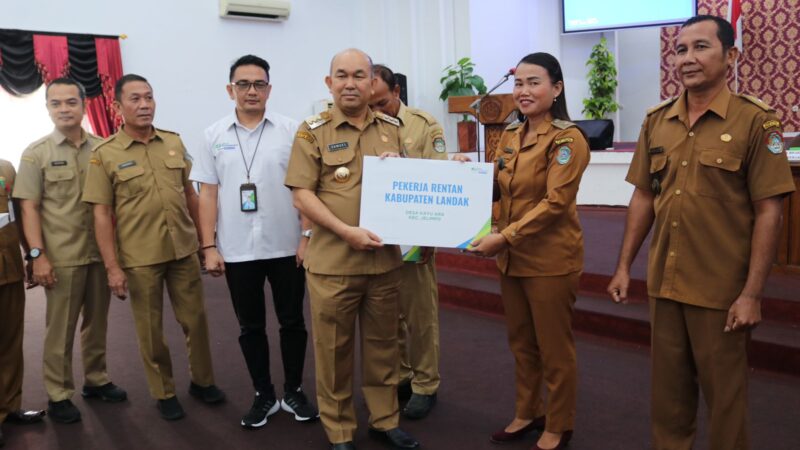 Samuel Serahkan Bantuan Perlindungan Jaminan Sosial Ketenagakerjaan Kepada Pekerja Rentan Di Kabupaten Landak