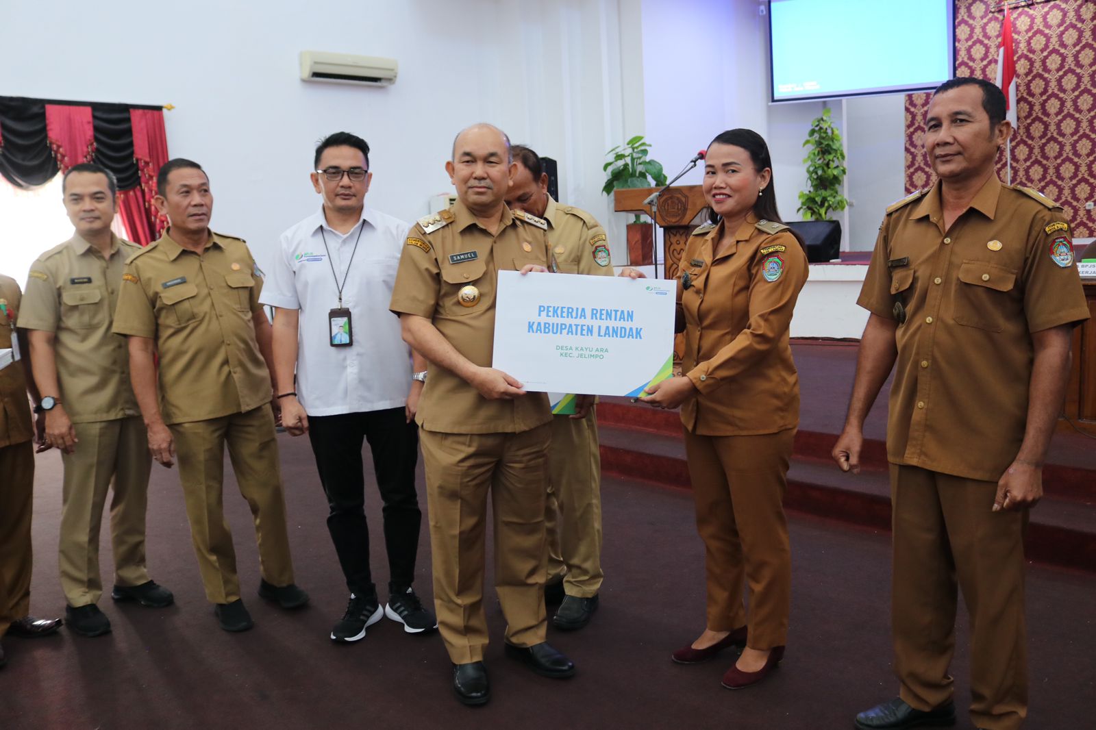 Samuel Serahkan Bantuan Perlindungan Jaminan Sosial Ketenagakerjaan Kepada Pekerja Rentan Di Kabupaten Landak