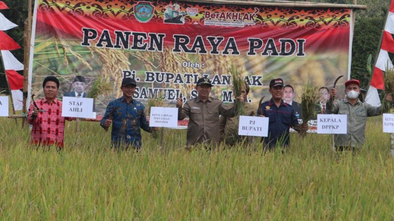 Samuel Serahkan Alsintan Pada Panen Raya di Kecamatan Mempawah Hulu
