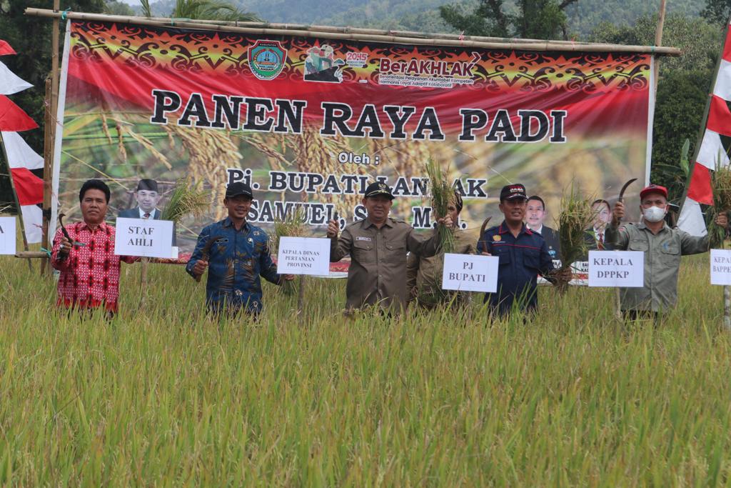 Samuel Serahkan Alsintan Pada Panen Raya di Kecamatan Mempawah Hulu