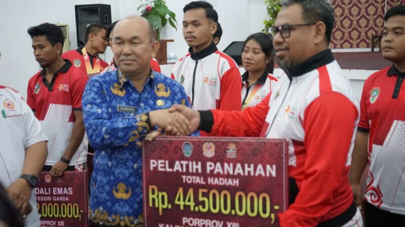 Samuel Serahkan Bonus Kepada Atlet Berprestasi pada Ajang Porprov XIII Kalbar