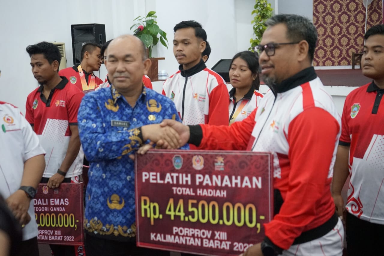 Samuel Serahkan Bonus Kepada Atlet Berprestasi pada Ajang Porprov XIII Kalbar