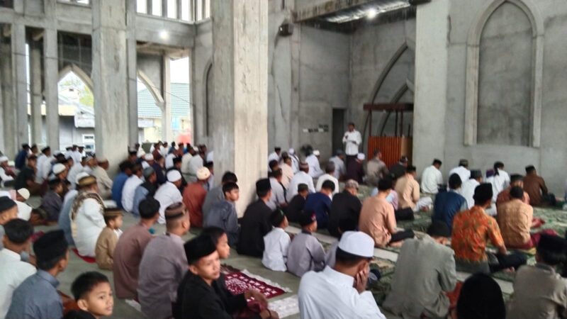 Masyarakat Pasir Panjang Desa Kayu Ara Melaksanakan Sholat Idul Fitri Dengan Meriah