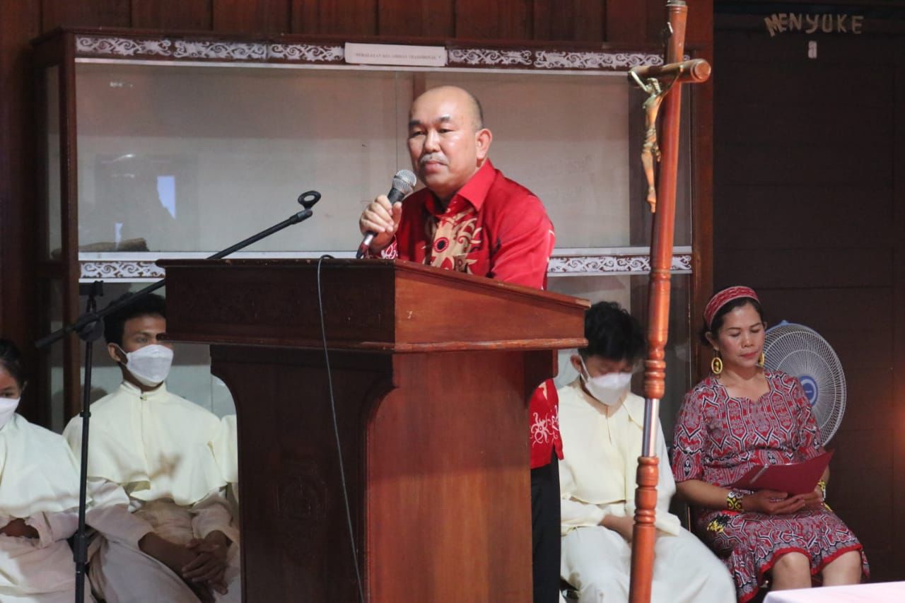 Samuel Hadiri Misa Syukur Naik Dango Ke-38