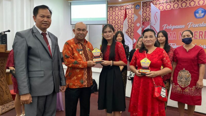 Pj.Bupati Landak Hadiri Acara Pelepasan Siswa/Siswi SMA 1 Ngabang 