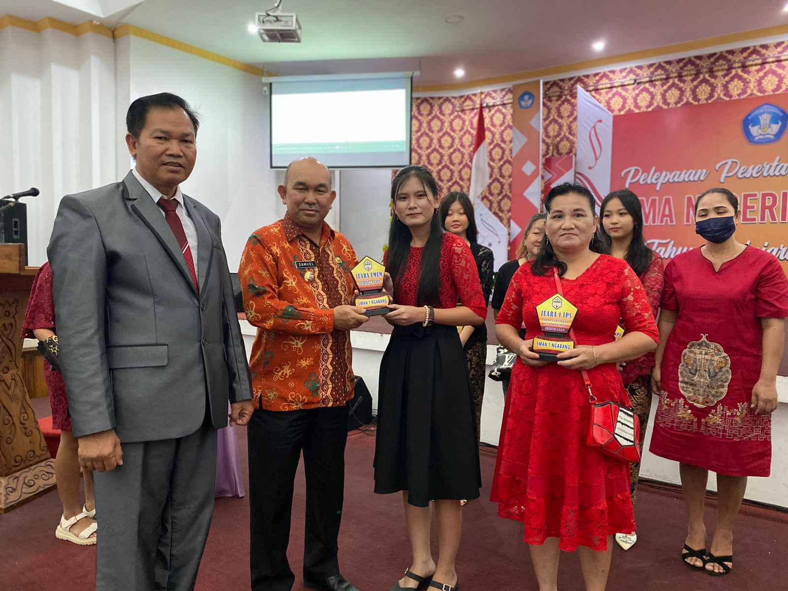 Pj.Bupati Landak Hadiri Acara Pelepasan Siswa/Siswi SMA 1 Ngabang 