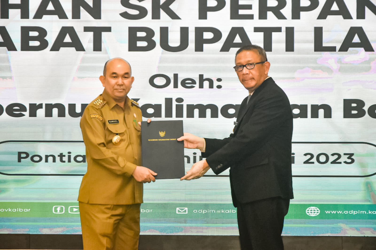 Samuel Terima SK Perpanjangan Penjabat Bupati Landak