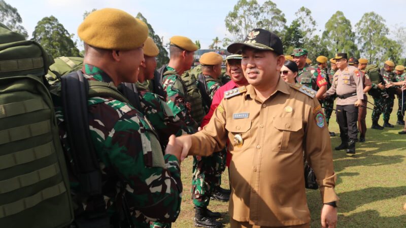 Samuel Bertindak Sebagai Inspektur Upacara Tradisi Pemberangkatan Satgas Pamtas RI-MLY Yonarmed 16/Tk