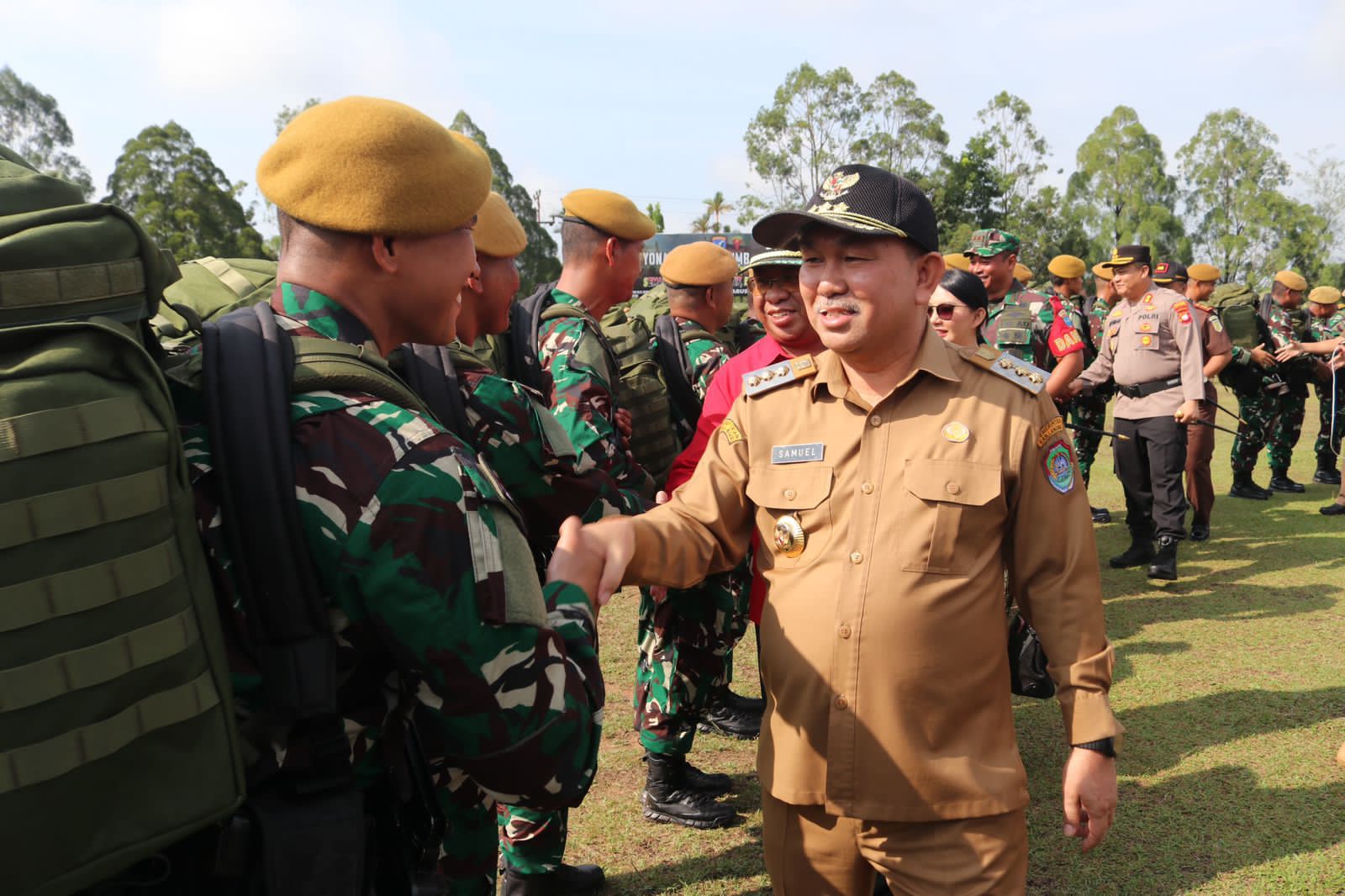 Samuel Bertindak Sebagai Inspektur Upacara Tradisi Pemberangkatan Satgas Pamtas RI-MLY Yonarmed 16/Tk