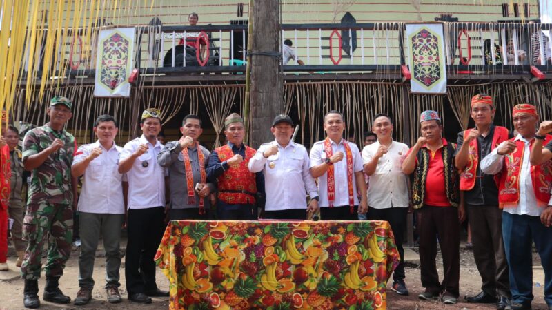 Samuel Resmikan Gedung Balai Adat Dusun Tauk