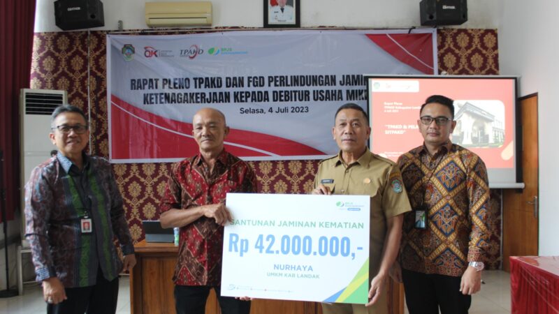 Vinsensius Buka Rapat Pleno TPAKD Landak dan FGD Perlindungan Jaminan Sosial Ketenagakerjaan Kepada Debitur Usaha Mikro Kecil