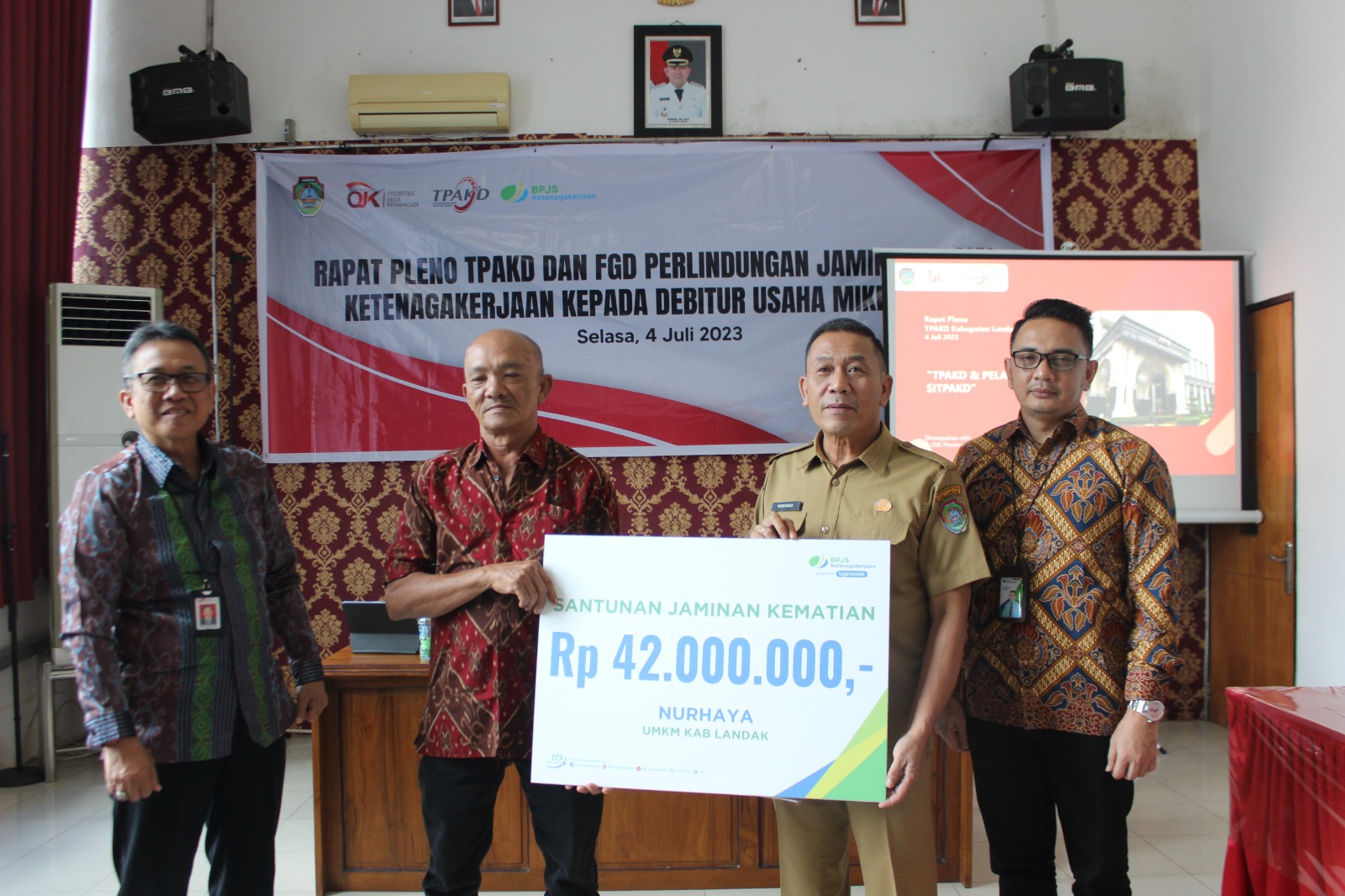 Vinsensius Buka Rapat Pleno TPAKD Landak dan FGD Perlindungan Jaminan Sosial Ketenagakerjaan Kepada Debitur Usaha Mikro Kecil