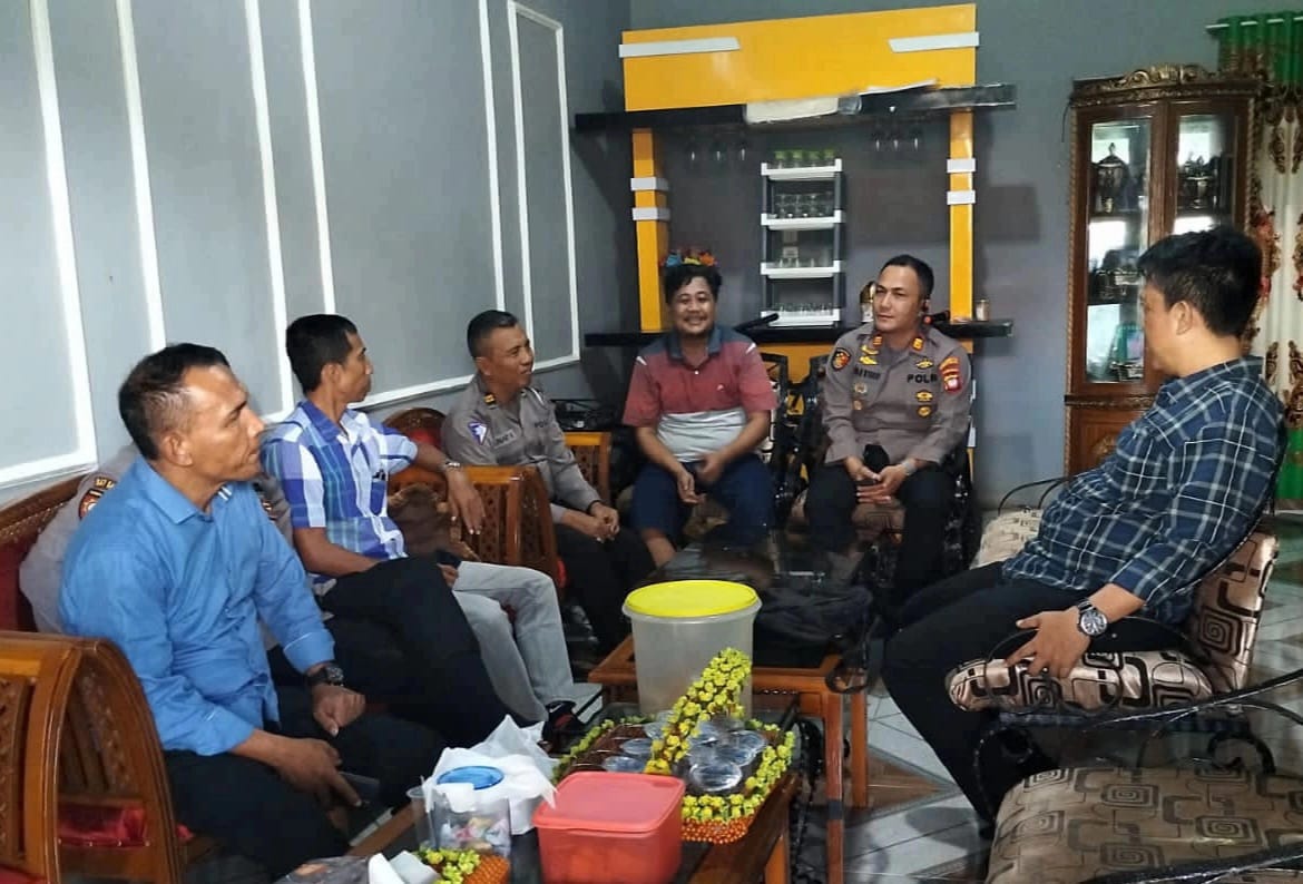 Kapolsek Pontianak Barat beserta personil besuk anggotanya yang sedang sakit