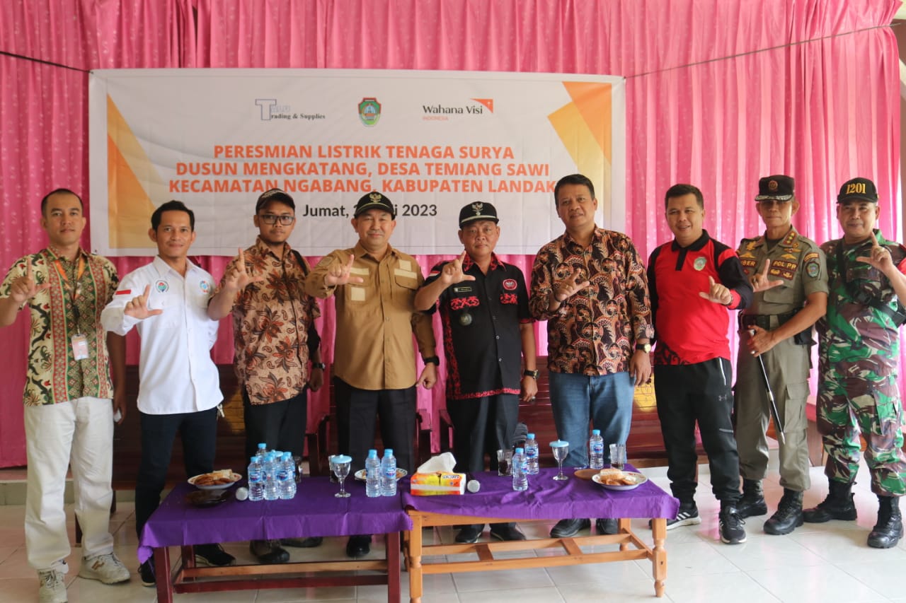 Samuel Resmikan Listrik Tenaga Surya Dusun Mengkatang