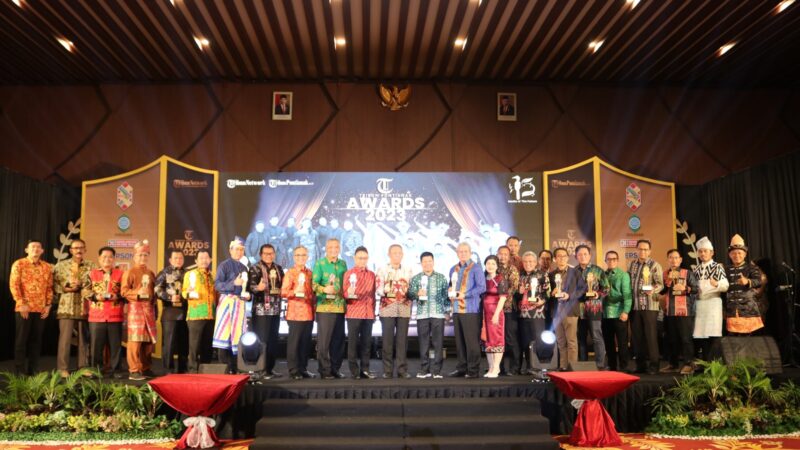 Pemkab Landak Raih Penghargaan Pengembangan Fasilitas Kesehatan Desa di Ajang Tribun Pontianak Awards 2023