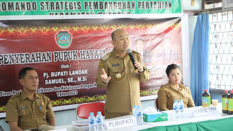 Pemkab Landak Serahkan Pupuk Hayati Cair Kepada Poktan