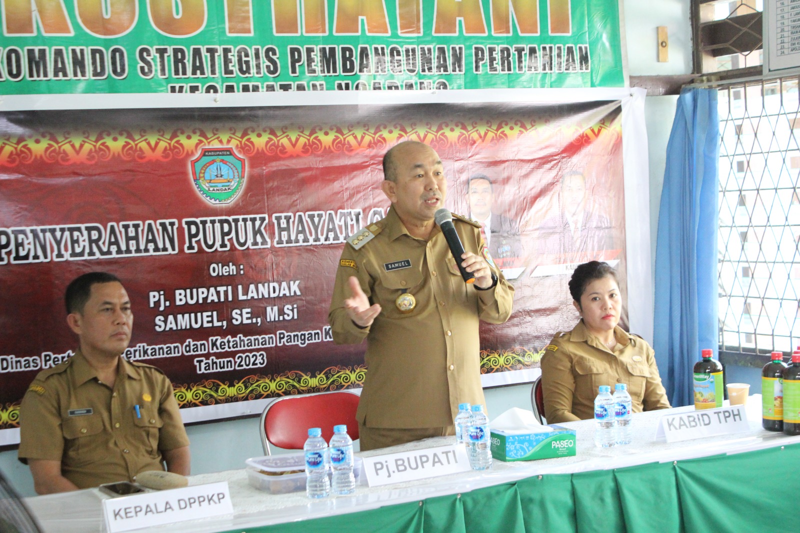 Pemkab Landak Serahkan Pupuk Hayati Cair Kepada Poktan