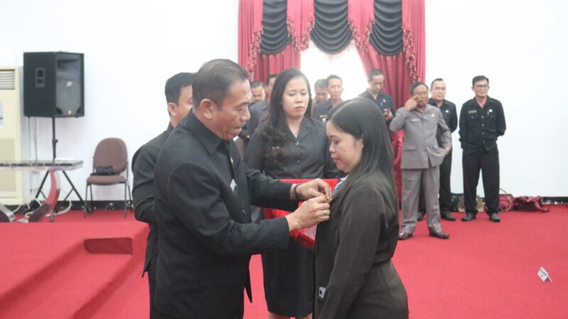 Penyematan dan Penganugerahan Tanda Kehormatan Satyalancana Karya Satya XXX, XX, dan X Tahun oleh Sekda Landak