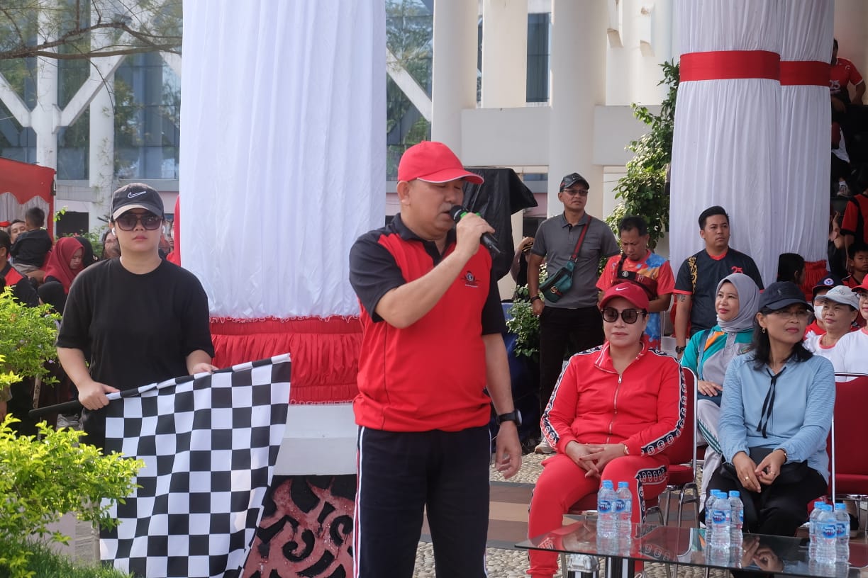 Samuel Buka Jalan Santai Meriahkan HUT Pemda Landak Ke-24 Tahun