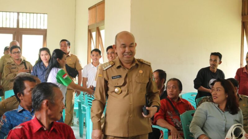 Pemkab Landak Serahkan Bantuan Benih Padi Kepada Poktan Sengah Temila