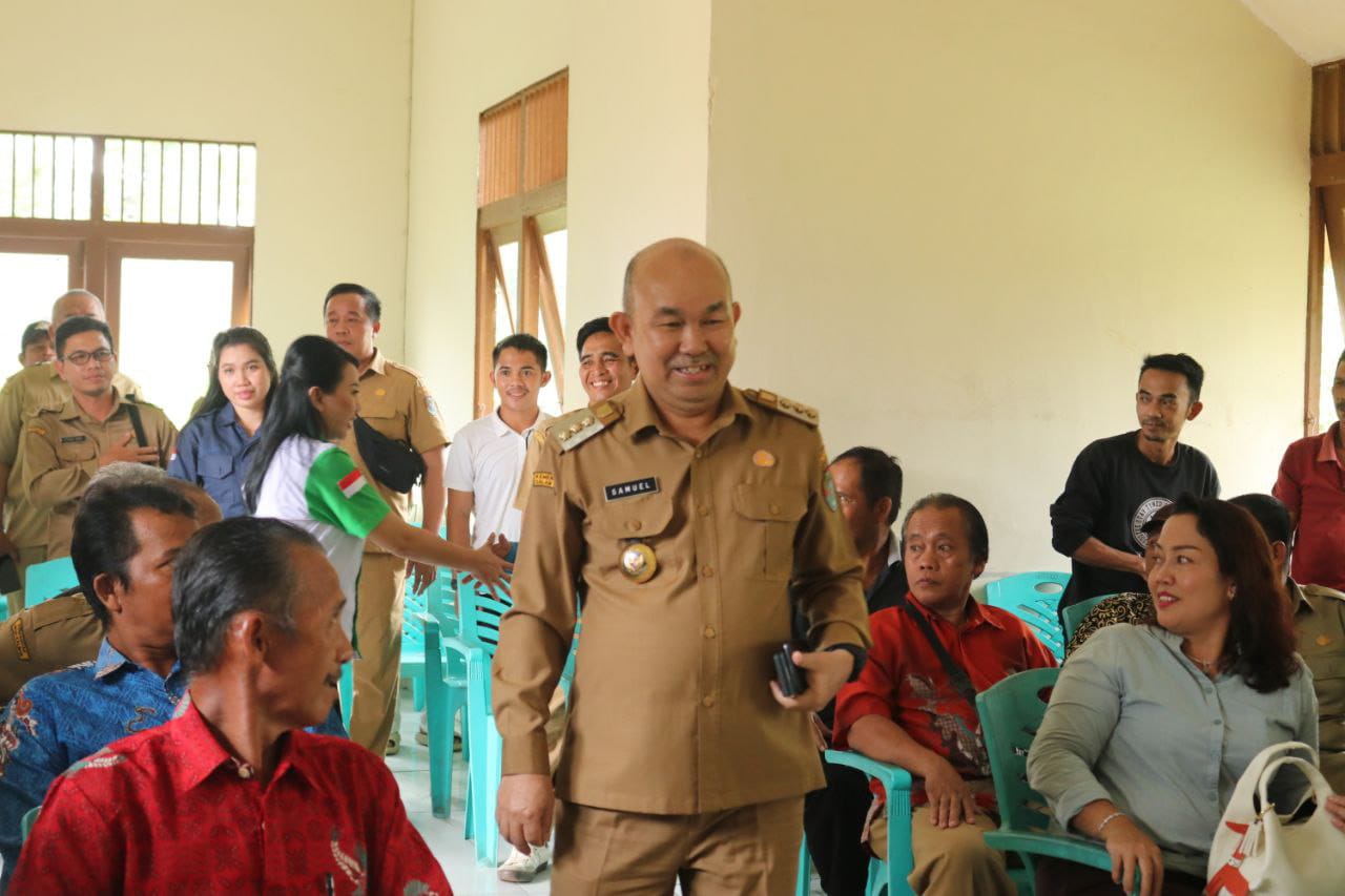 Pemkab Landak Serahkan Bantuan Benih Padi Kepada Poktan Sengah Temila