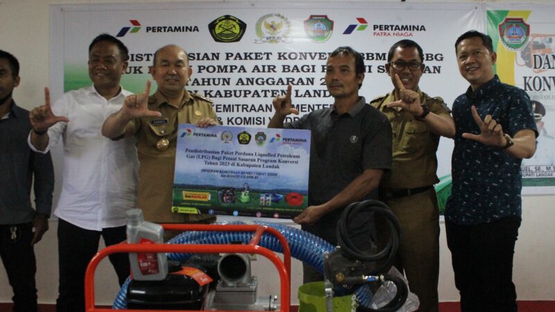 Samuel Hadiri Sosialisasi dan Penyerahan Bantuan Alat Pompa Air Konversi BBM ke BBG Kepada Petani Sasaran Tahun 2023