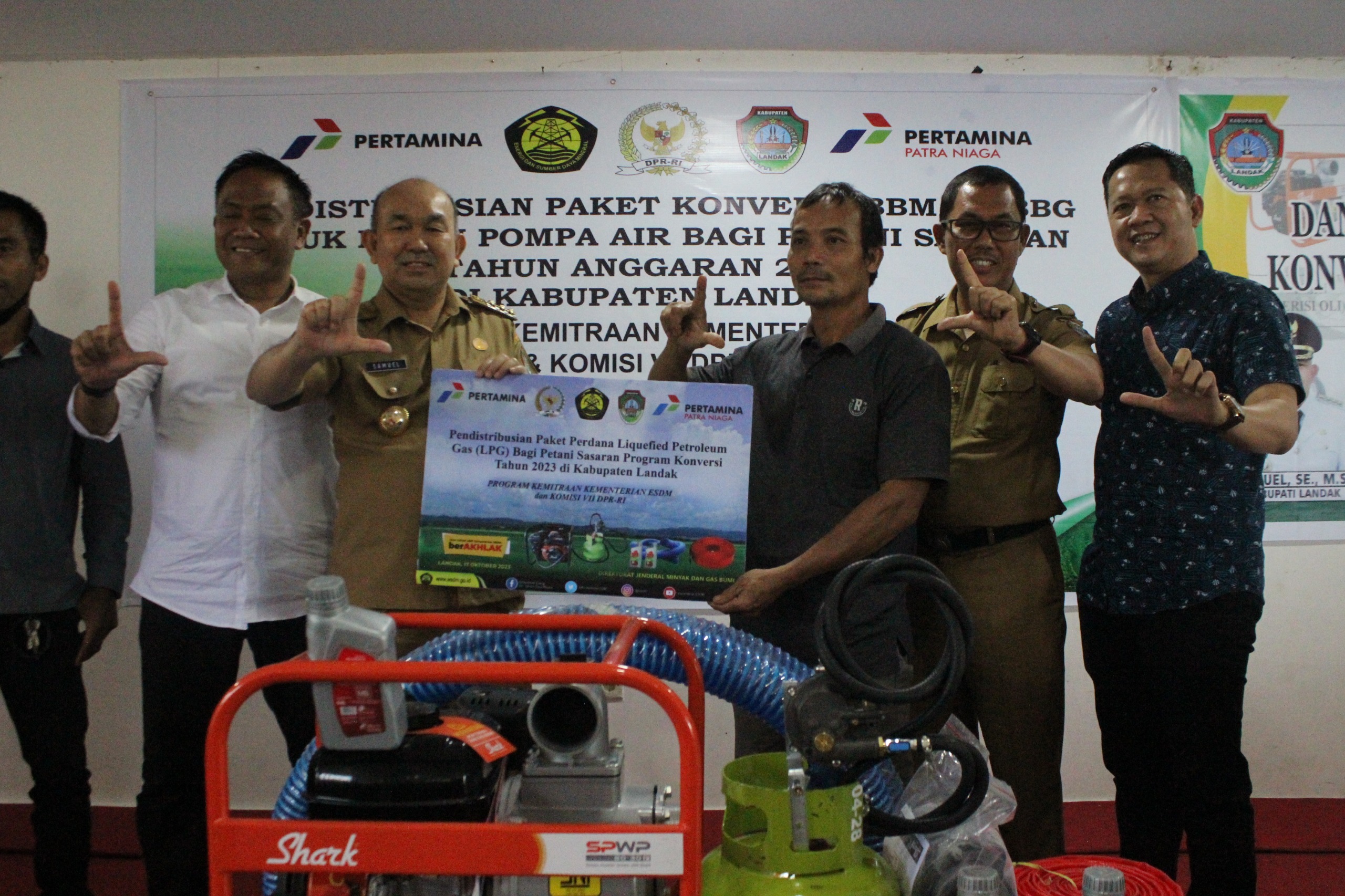 Samuel Hadiri Sosialisasi dan Penyerahan Bantuan Alat Pompa Air Konversi BBM ke BBG Kepada Petani Sasaran Tahun 2023