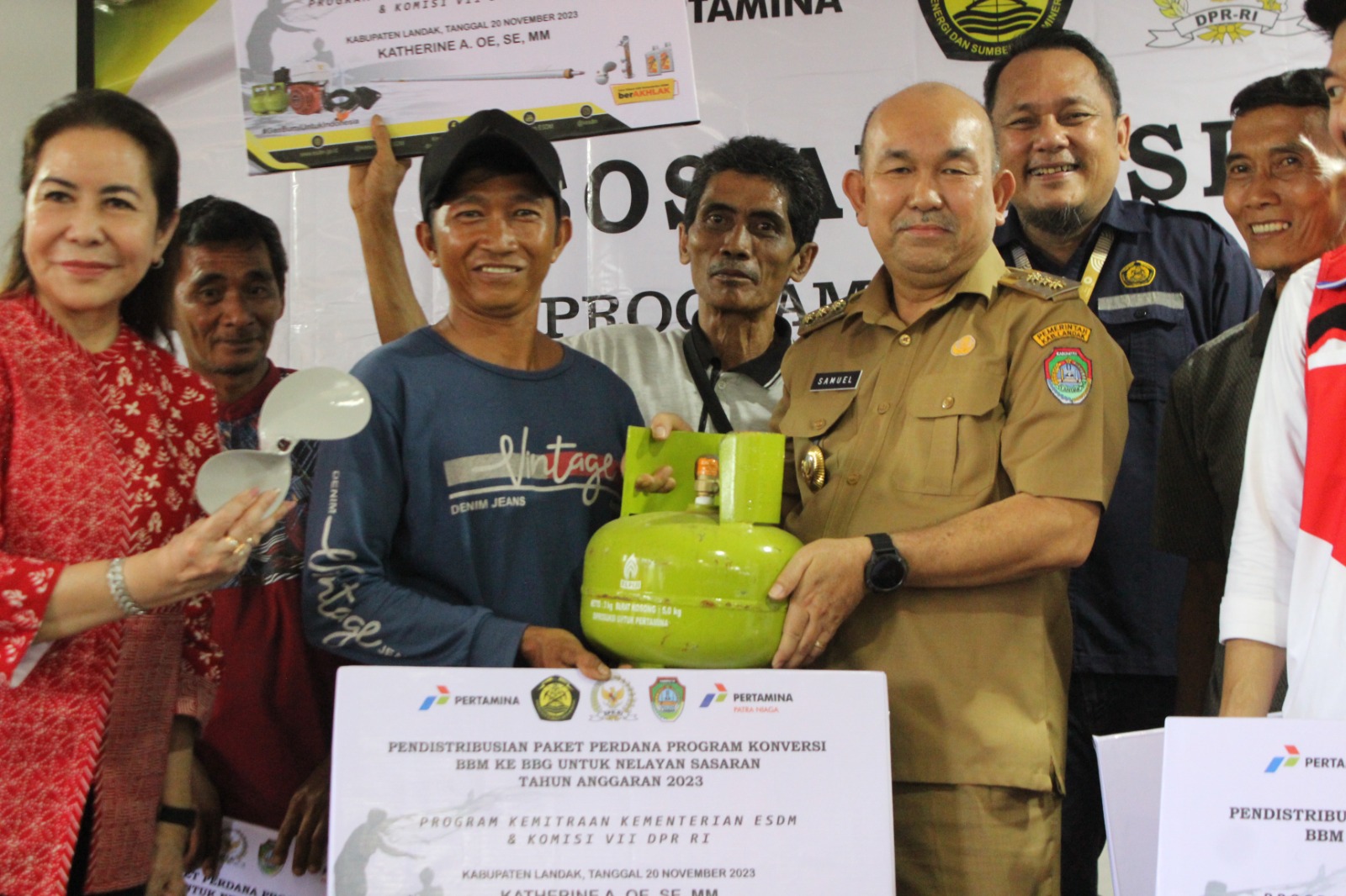 Samuel Hadiri Sosialisasi dan Ceremony Penyerahan Paket Program Konversi BBM ke BBG Bagi Nelayan Sasaran